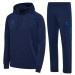 Męski dres sportowy Hummel Move 2.0 w kolorze granatowym – bluza z kapturem i kieszenią typu kangurka oraz spodnie dresowe z charakterystycznymi szewronami Hummel.