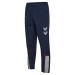 Granatowe męskie spodnie dresowe hummel World 26 z szarymi panelami u dołu nogawek i białymi szewronami na bokach.